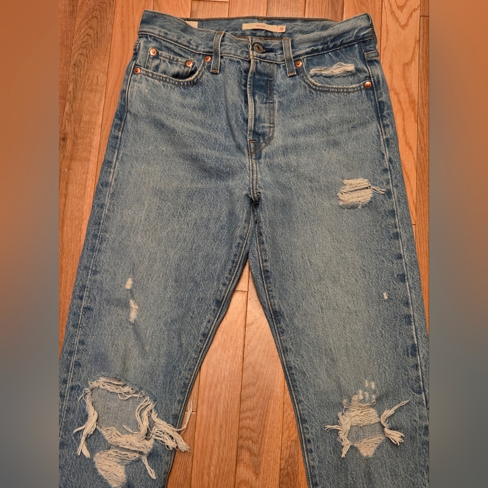 Levi's Wedgie Size 26 Button Up Blue Denim Jeans Distressed Knees - Picture 10 of 13